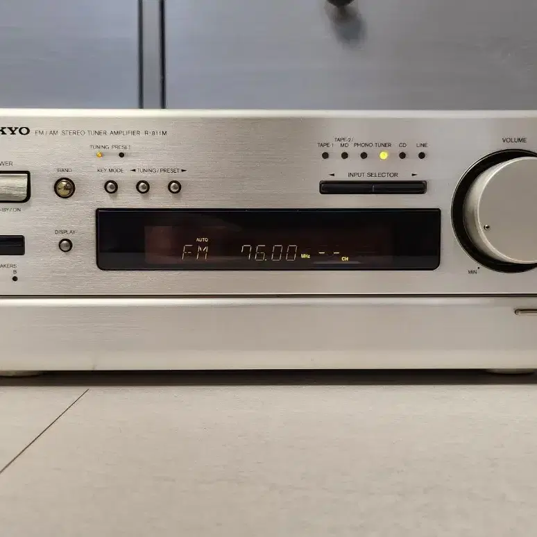 온쿄 ONKYO FM/AM STEREO TUNER AMP R811M