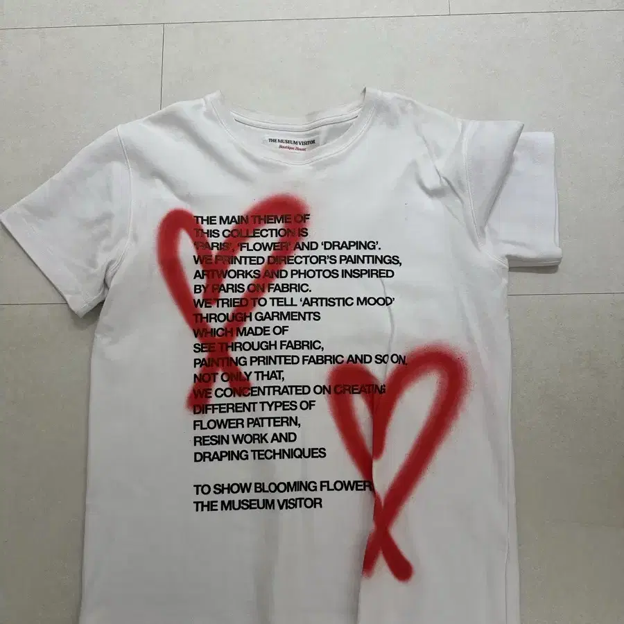 더 뮤지엄 비지터 HEART SPRAYED T-SHIRTS (WHITE)