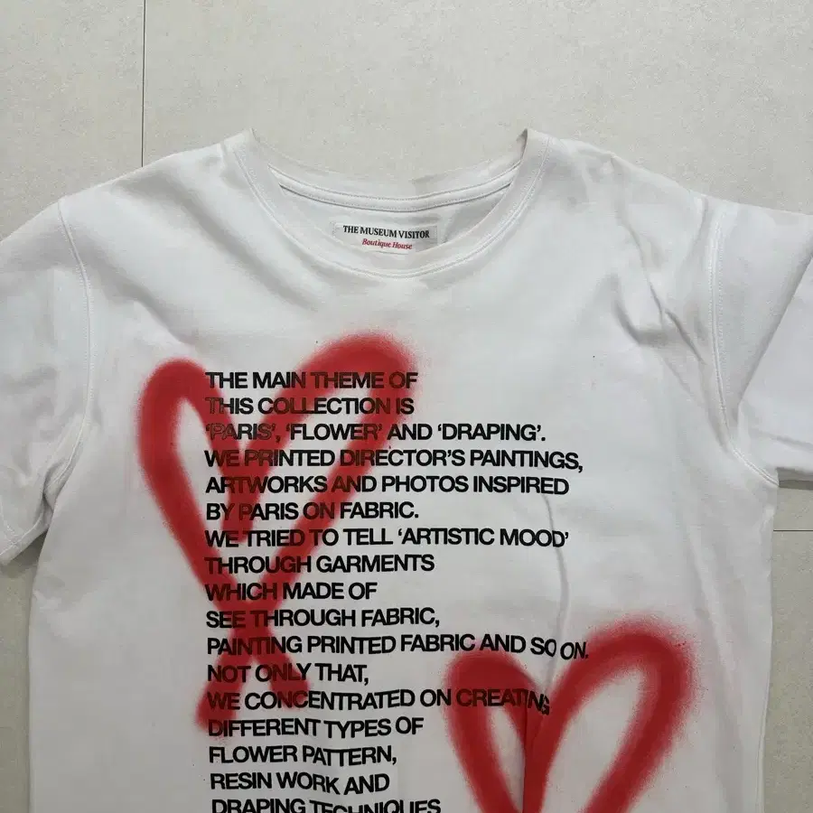 더 뮤지엄 비지터 HEART SPRAYED T-SHIRTS (WHITE)