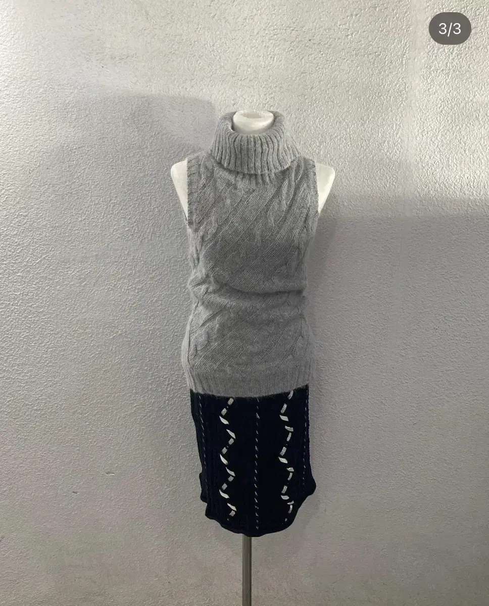 (No more price reductions) Vintage sleeveless turtleneck knit