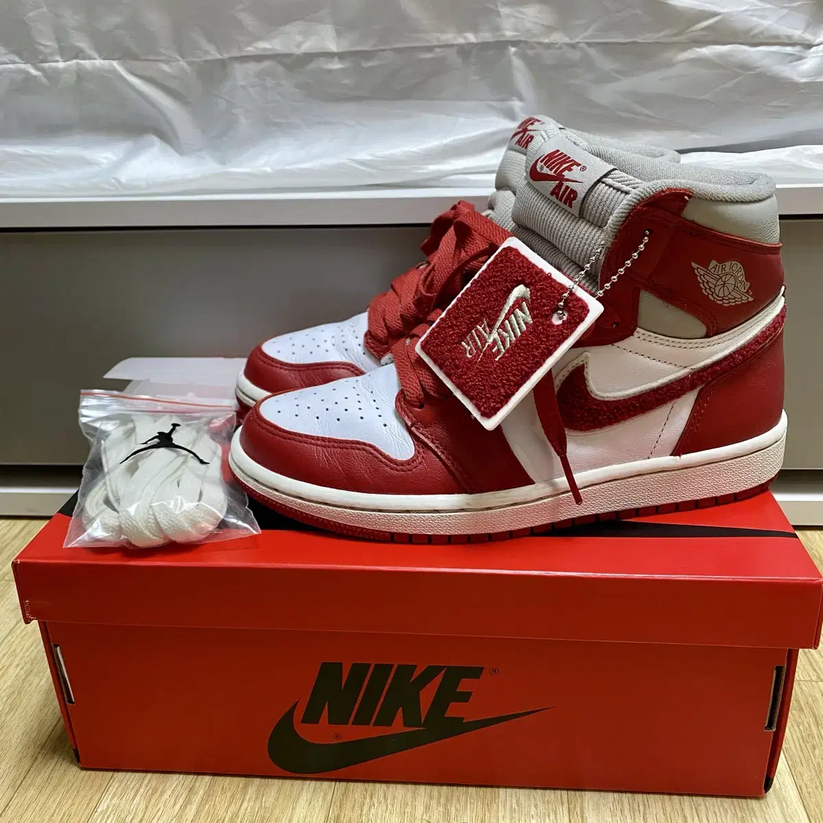 Nike Air Jordan 1 Retro High Varsity Red OGSneakersShoesSneakers Women's225