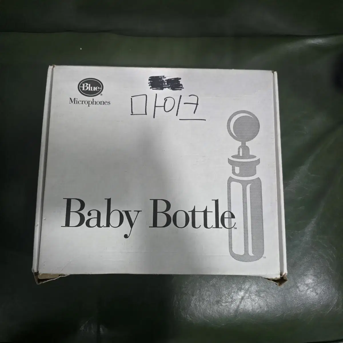 Blue. Baby Bottle 마이크!