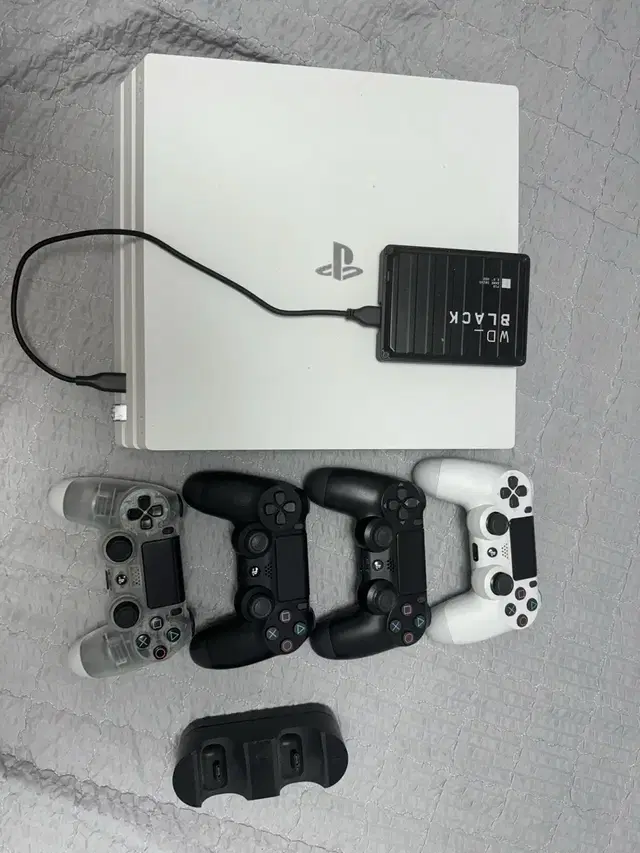 PS4 PRO + 외장하드 5TB (게임다) + 패드 4개 +충전거치대