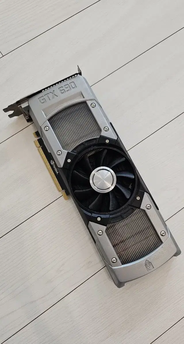 엔비디아 GTX690 그래픽카드