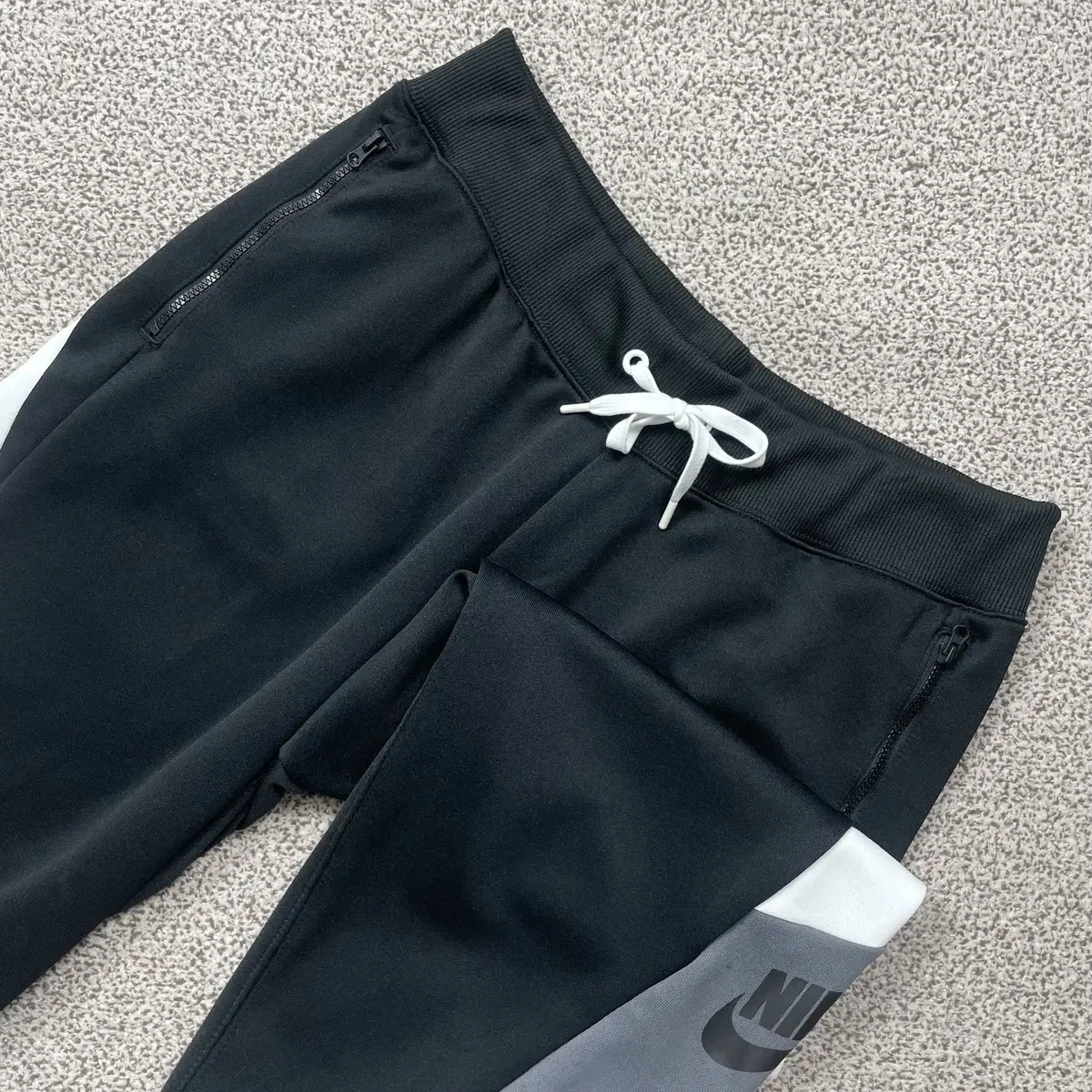 Nike Swoosh Colorblocked Jogger Pants XL .240925