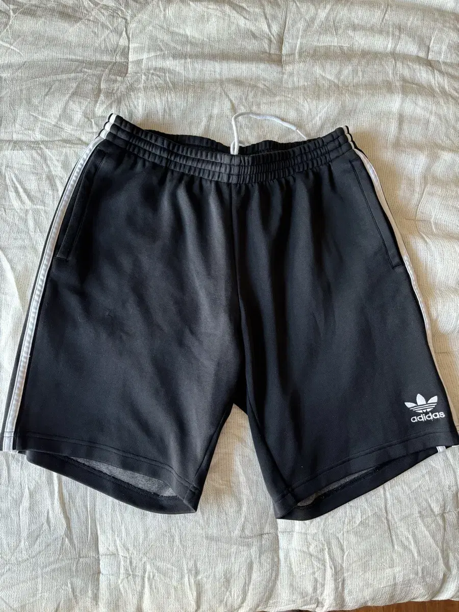 [110] Adidas Original Shorts