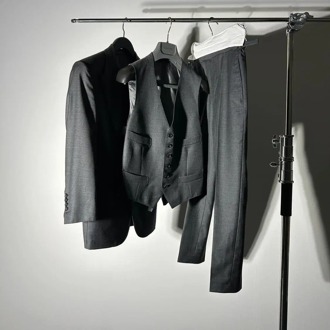 [UTC]Tom Ford gray 3-piece suit set up.