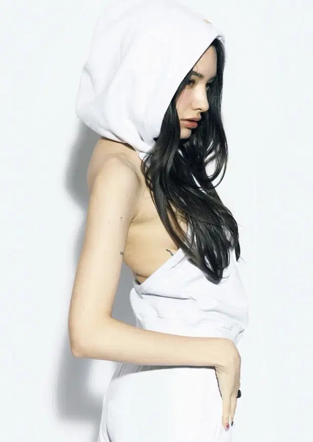 에즈이프캘리 HALTERNECK HOODIE WHITE MELANGE