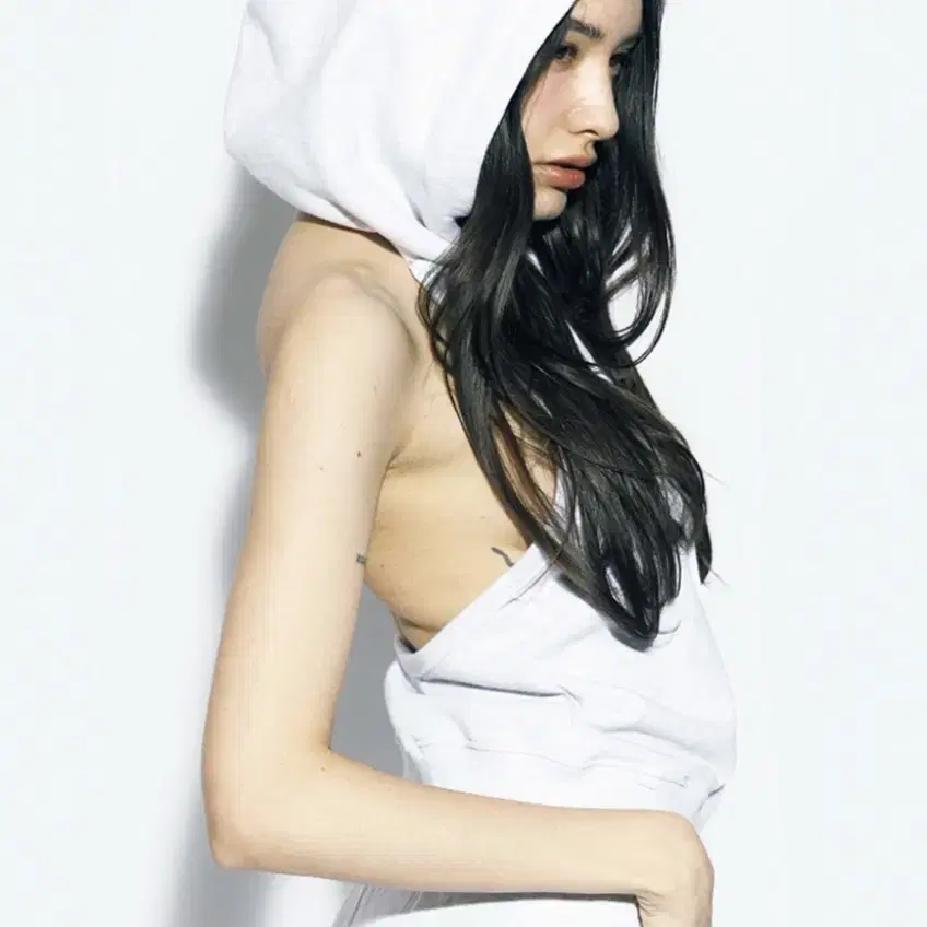 에즈이프캘리 HALTERNECK HOODIE WHITE MELANGE