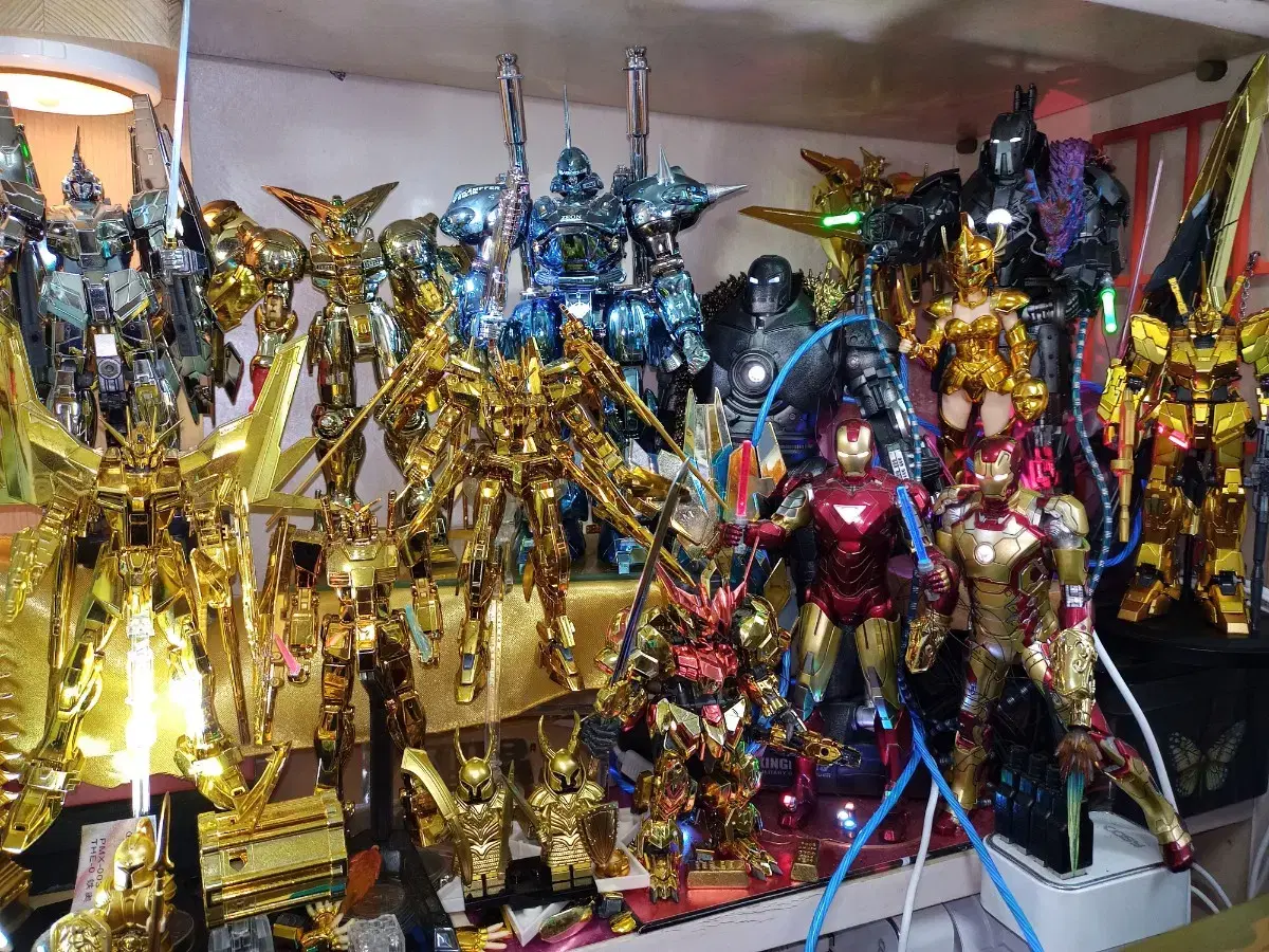 LED Iron Man, Gold Coated Gundam, Hulkbuster, Saint Seiya, Iron Monger