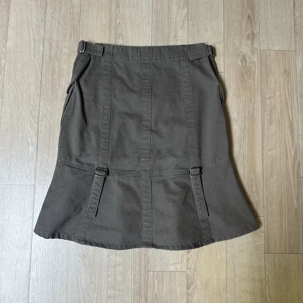 세릭 STRAP FLARED CARGO SKIRT 카키/ 2(S)