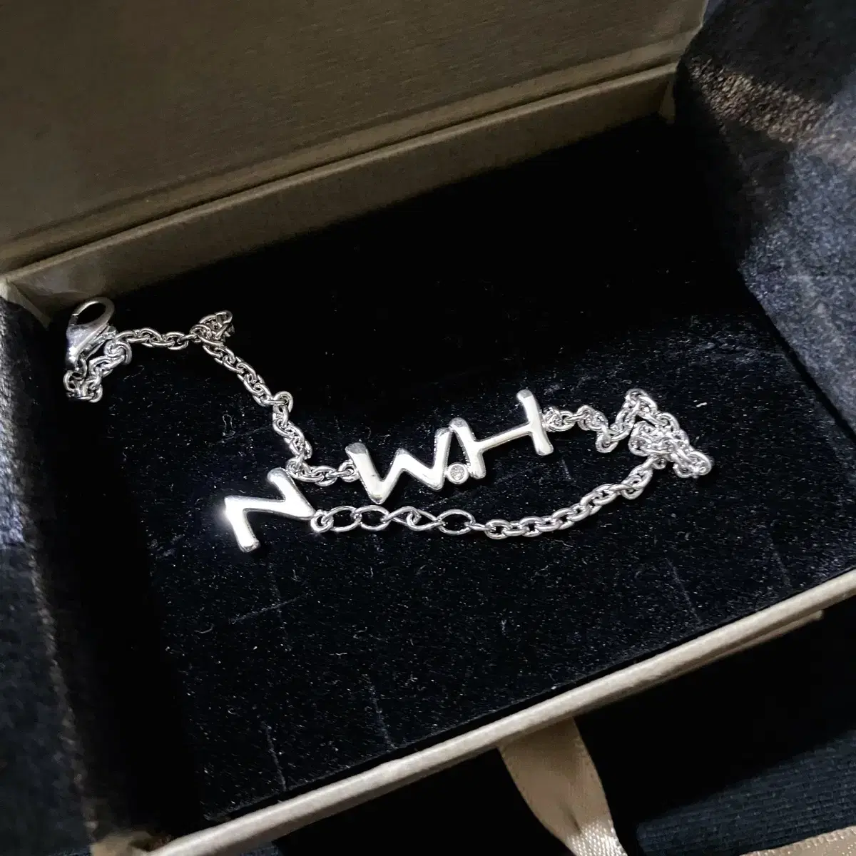 Infinite woohyun without the wooden bracelet designed by Lee.