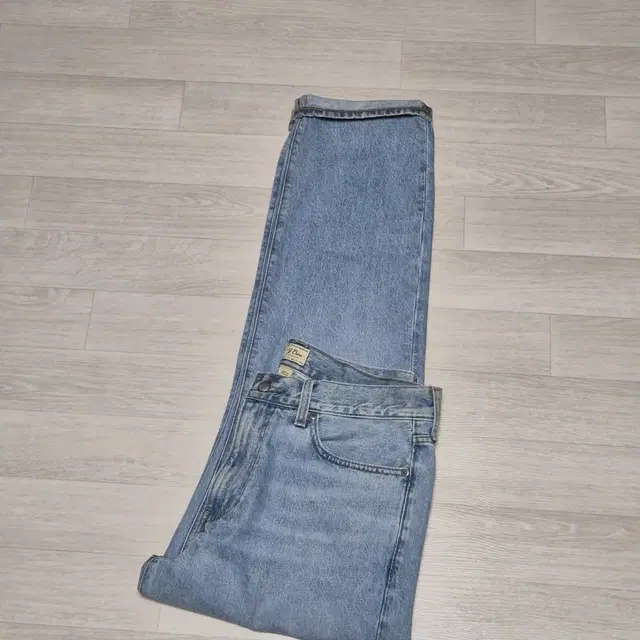 제이크루  Classic jean in six-year wash