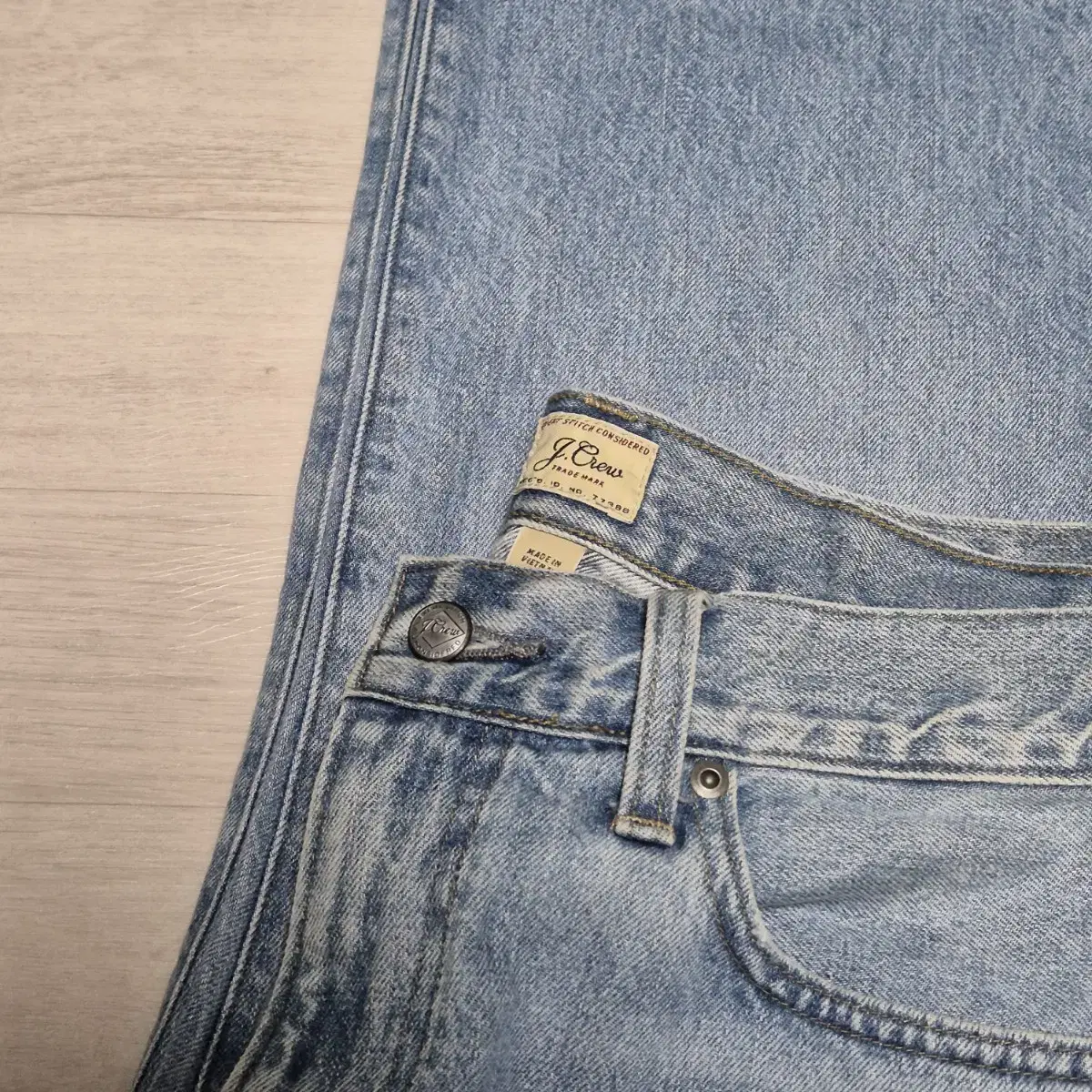 제이크루 Classic jean in six-year wash 33-34