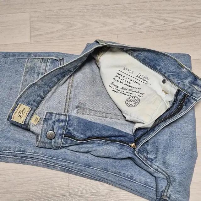 제이크루  Classic jean in six-year wash