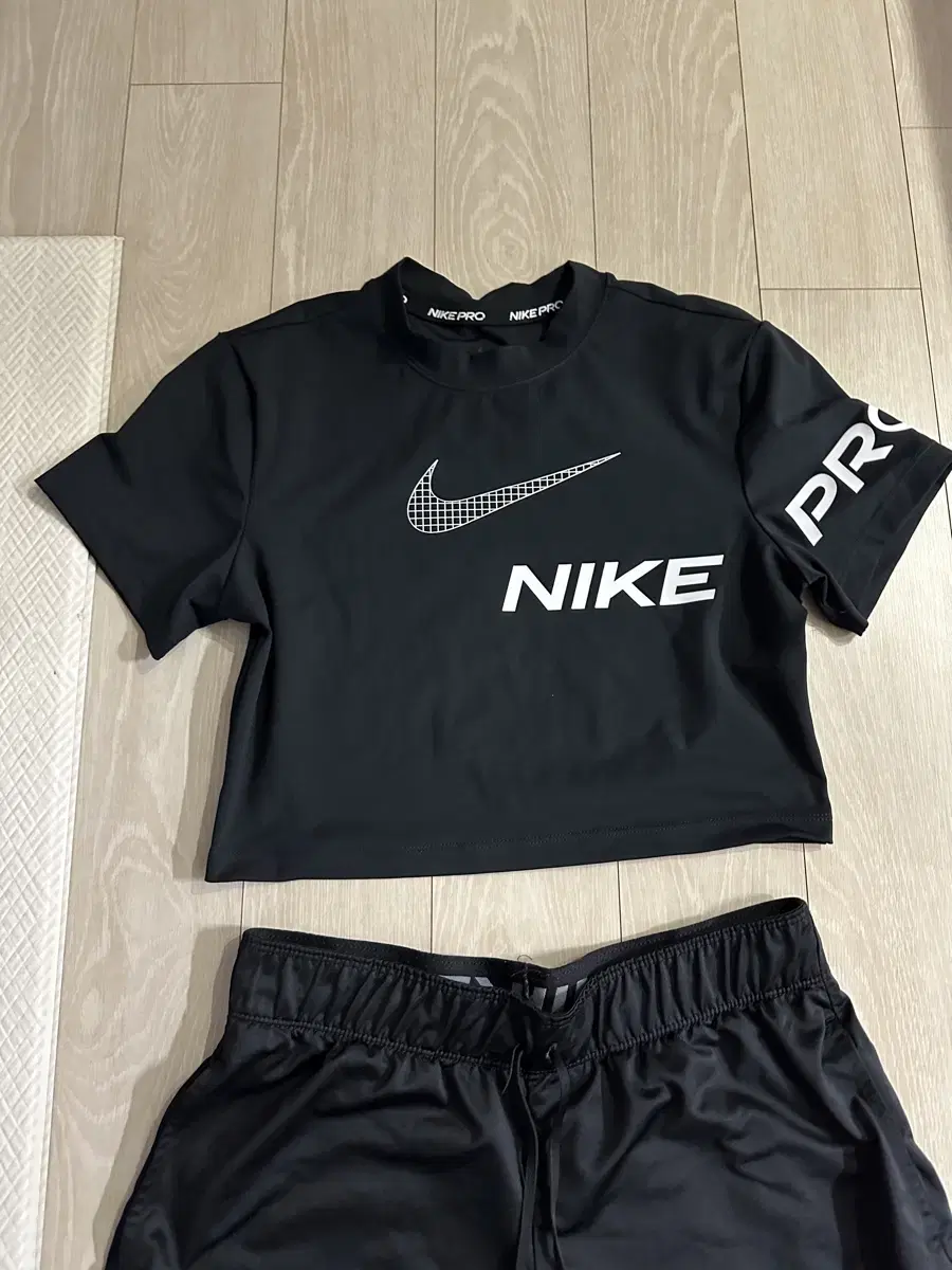 [Nike] W Vahn Short-Sleeved Crop Graphic Training Top *L (Black) *Includes delivery