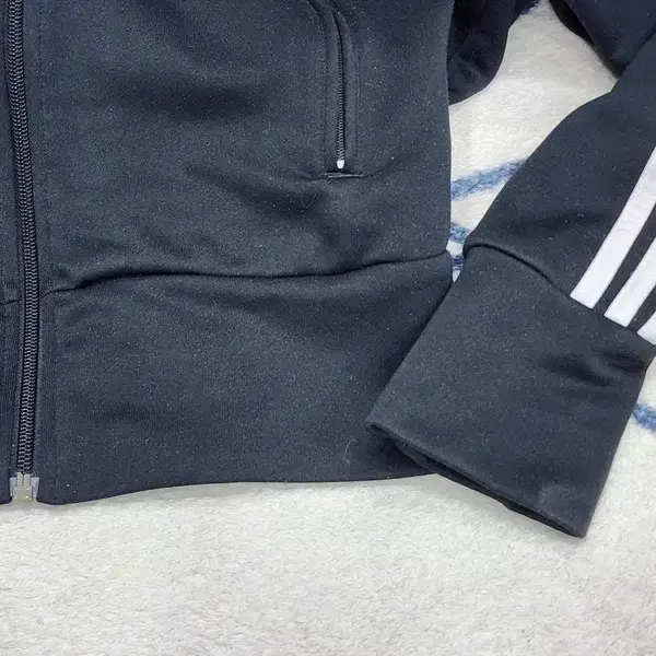 ADIDAS ESS 저지 095