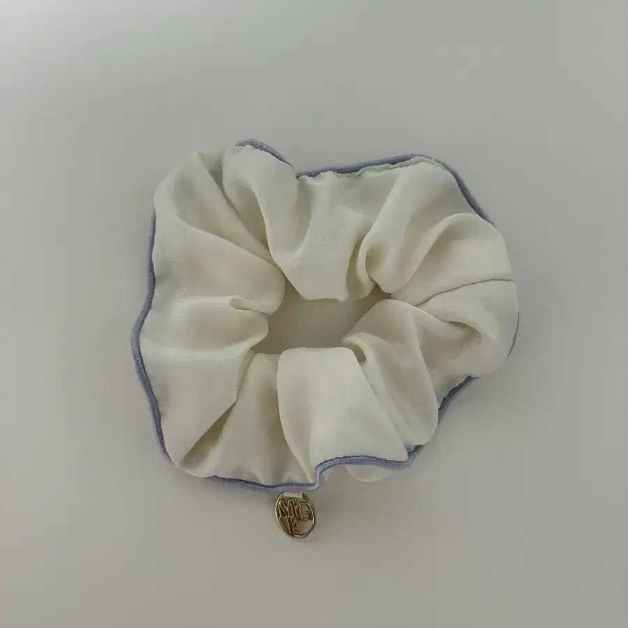 MFG_COLOR BLOCK SATIN SCRUNCHIE ivory