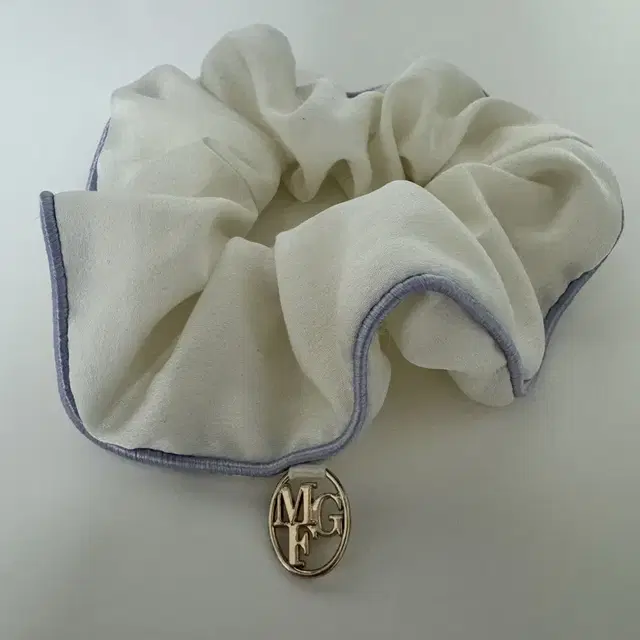 MFG_COLOR BLOCK SATIN SCRUNCHIE ivory