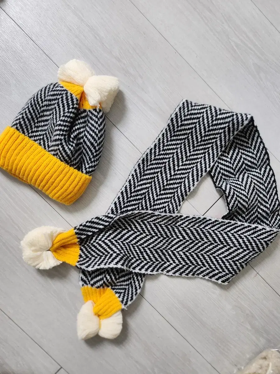 Yooa Winter Hat + Shawl Set (New)