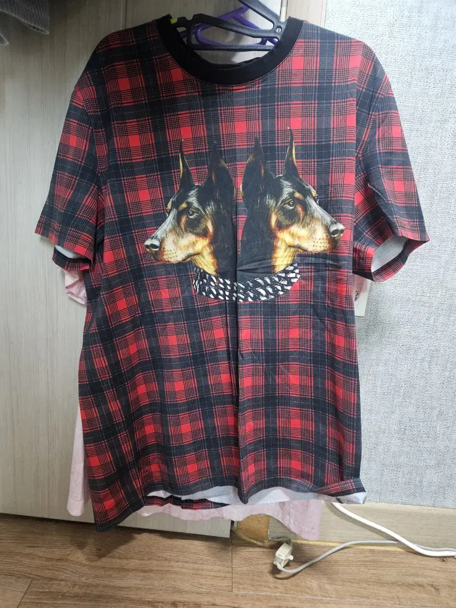 Givenchy Doberman Check Vahn Sleeves