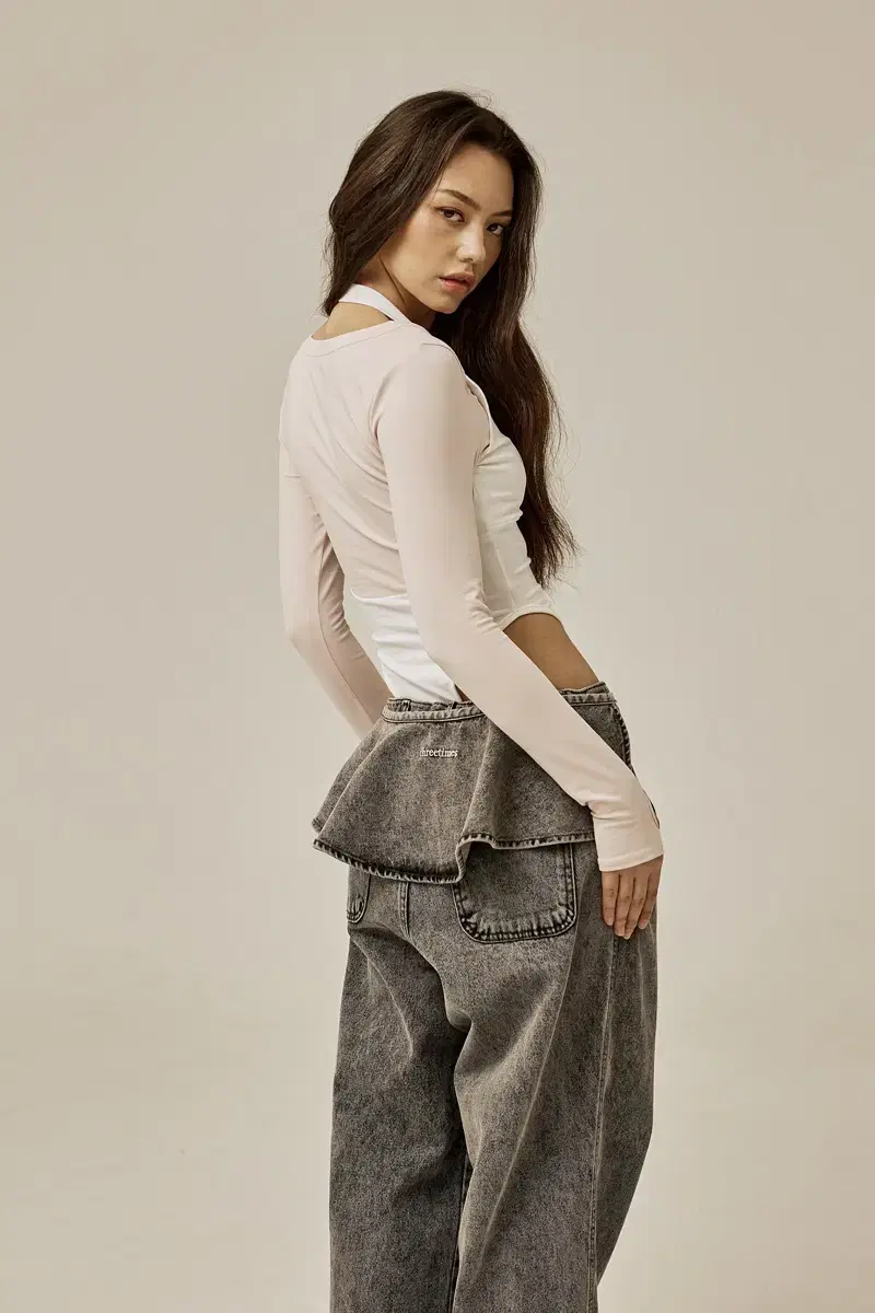 쓰리타임즈 Ruffle baggy jeans M사이즈 스티커 포함