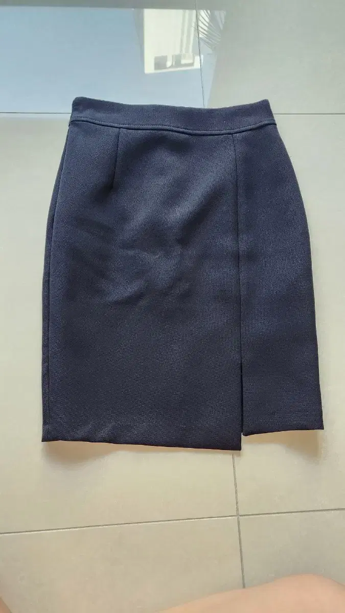 A-line skirt / front slit skirt