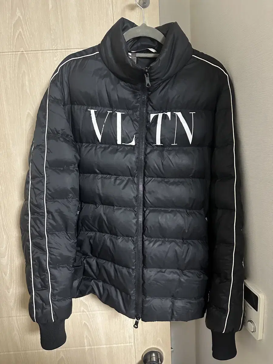 [50] Valentino logo padding