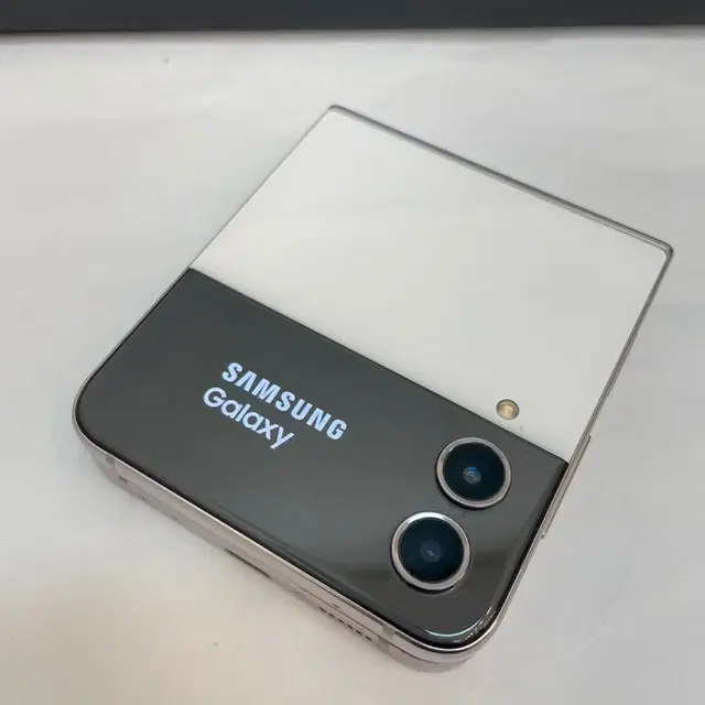 갤럭시Z플립4 비스포크 256GB 무잔상 상태좋은 중고31만7천팝니다.