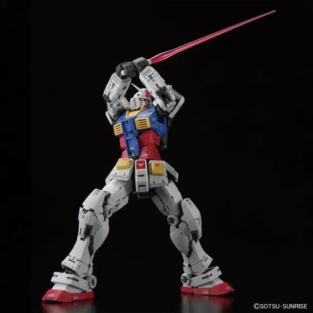 반다이 RG 퍼스트 건담 2.0 RX-78-2 Ver. 2.0 1/144