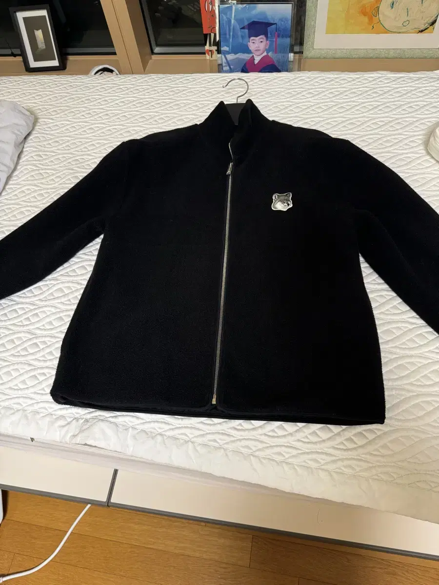 Sells Maison Kitsune fleece jacket (Korea limited edition).