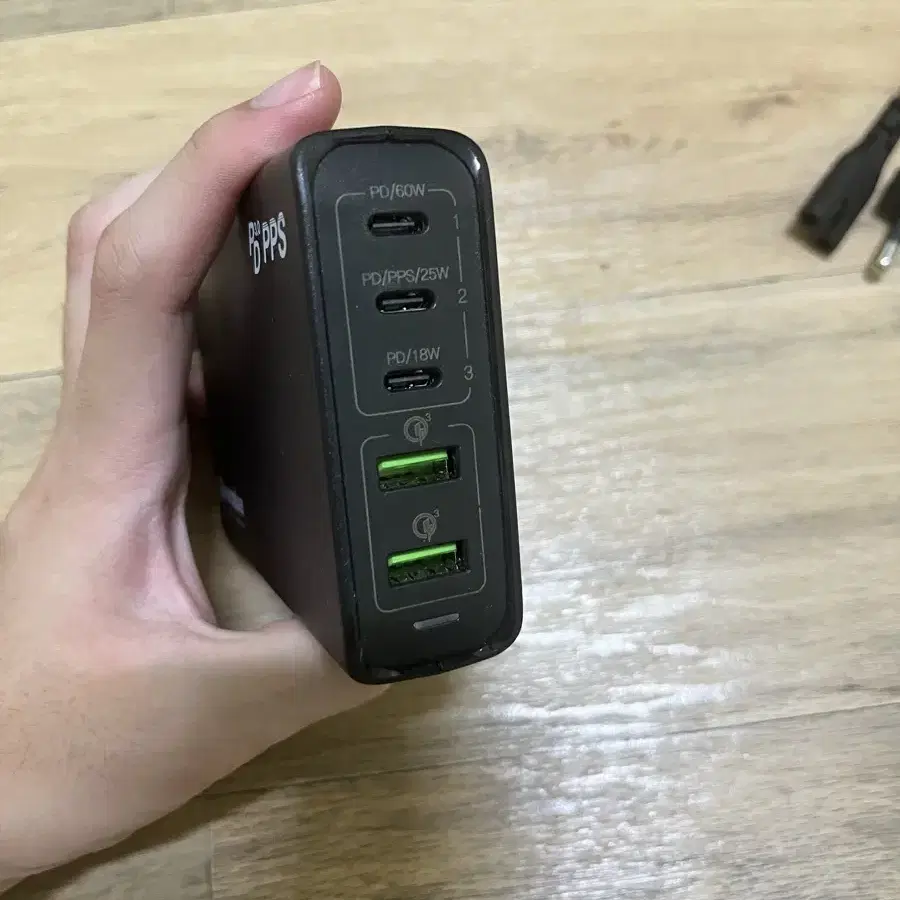 아이엠듀 USB 멀티 포트 충전기 팝니다.