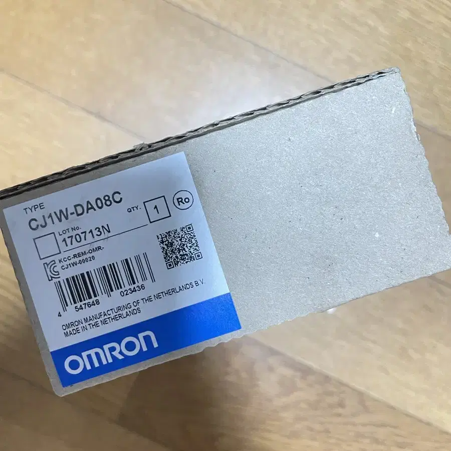 옴론(OMRON) PLC CJ1W-DA08C 미개봉 새상품