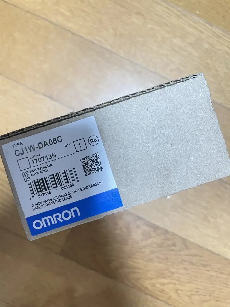 옴론(OMRON) PLC CJ1W-DA08C 미개봉 새상품