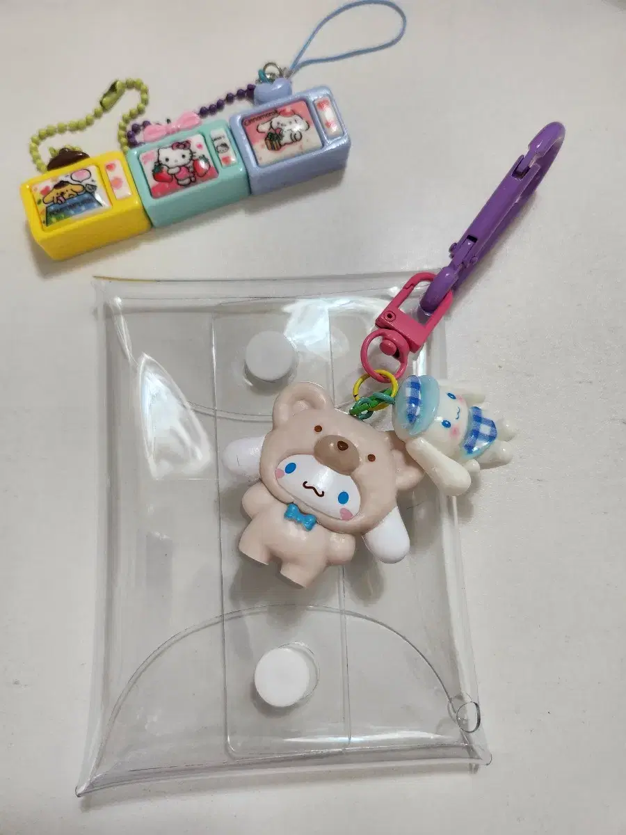 Cinnamon roll keyring + clear PVC pow set