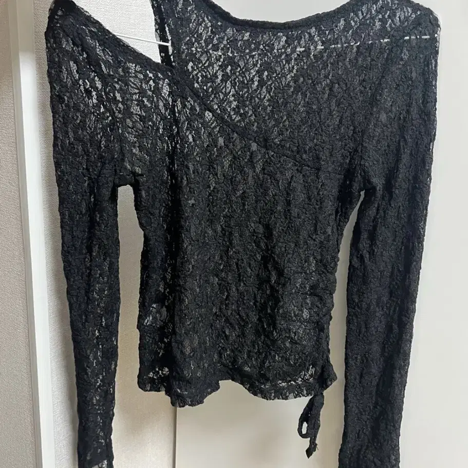 유즈 YUSE CUT OUT LACE SHIRRING TOP - BLAC