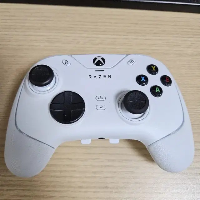 레이저 울버린 v2 크로마 게임패드 xbox 컨트롤러