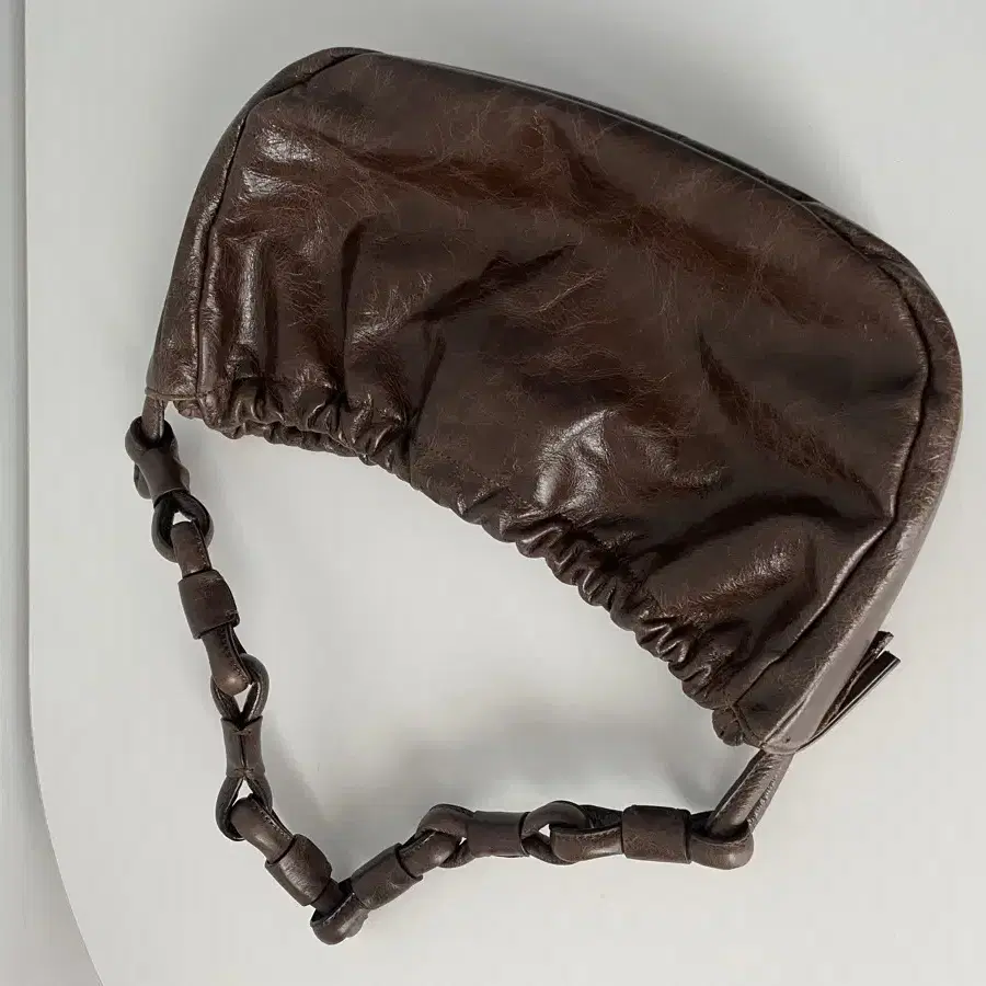 어썸니즈 COW LEATHER PEBBLE BAG Brown