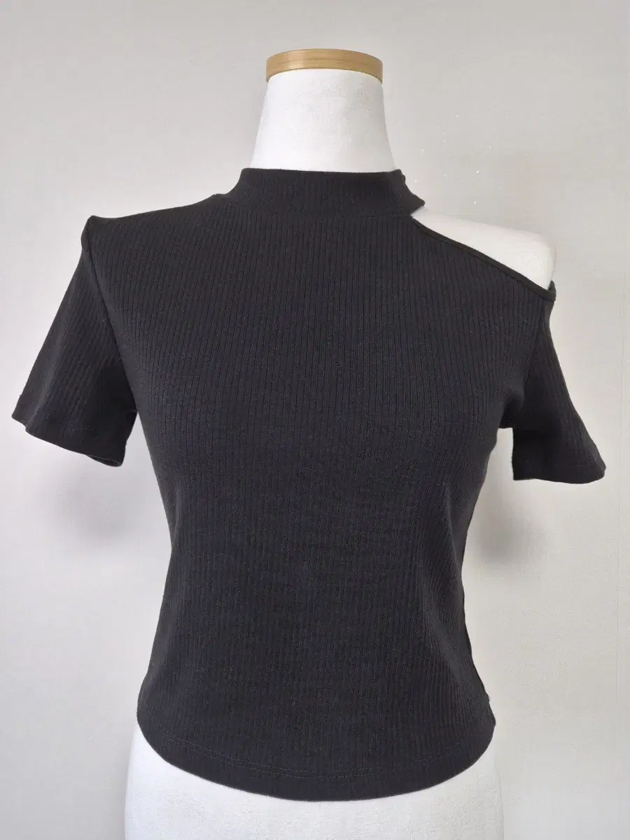 Vintage black shoulder-cropped T-shirt short-sleeved