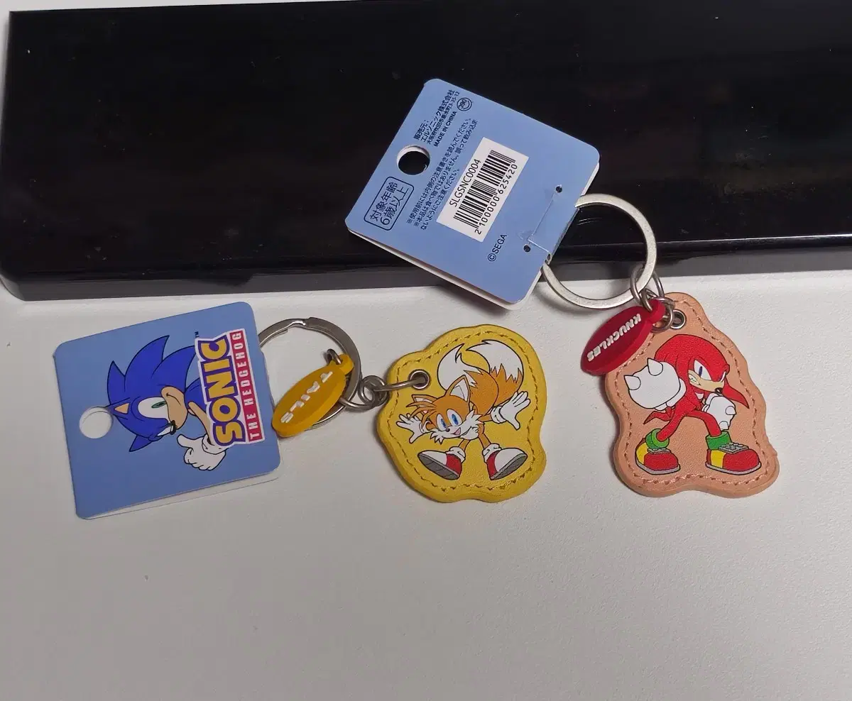 Knuckles Tales keyring set