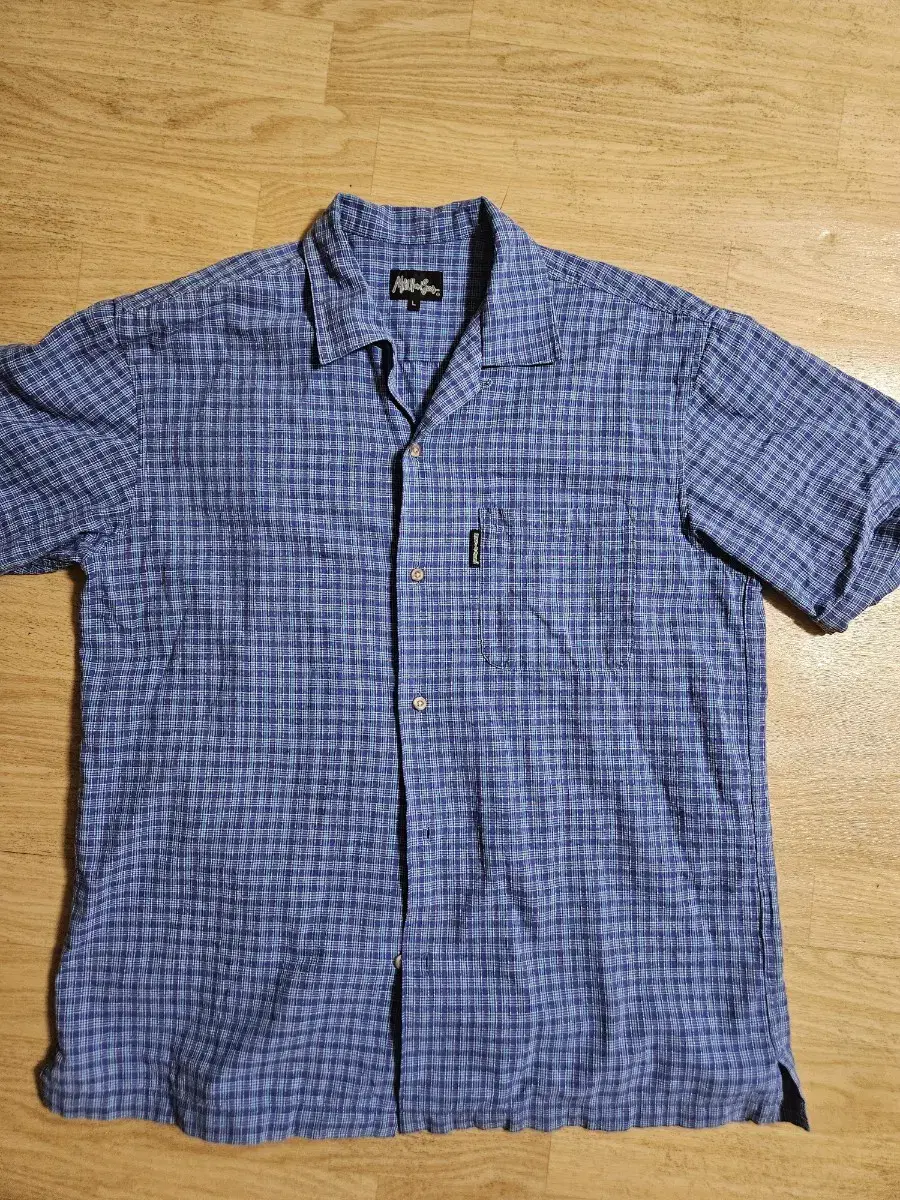 Sells mauiandsons short sleeve shirts.