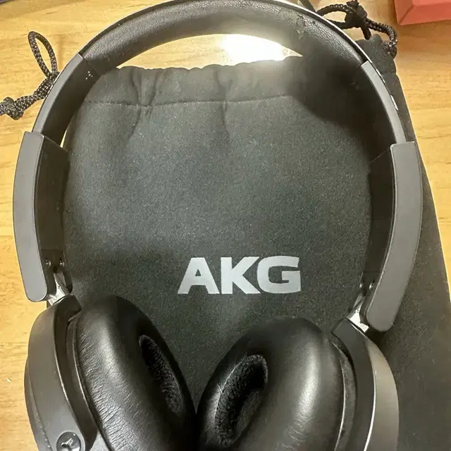 AKG Y50