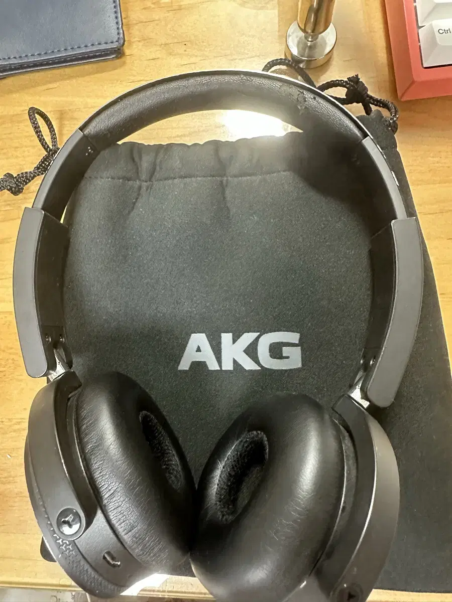 AKG Y50