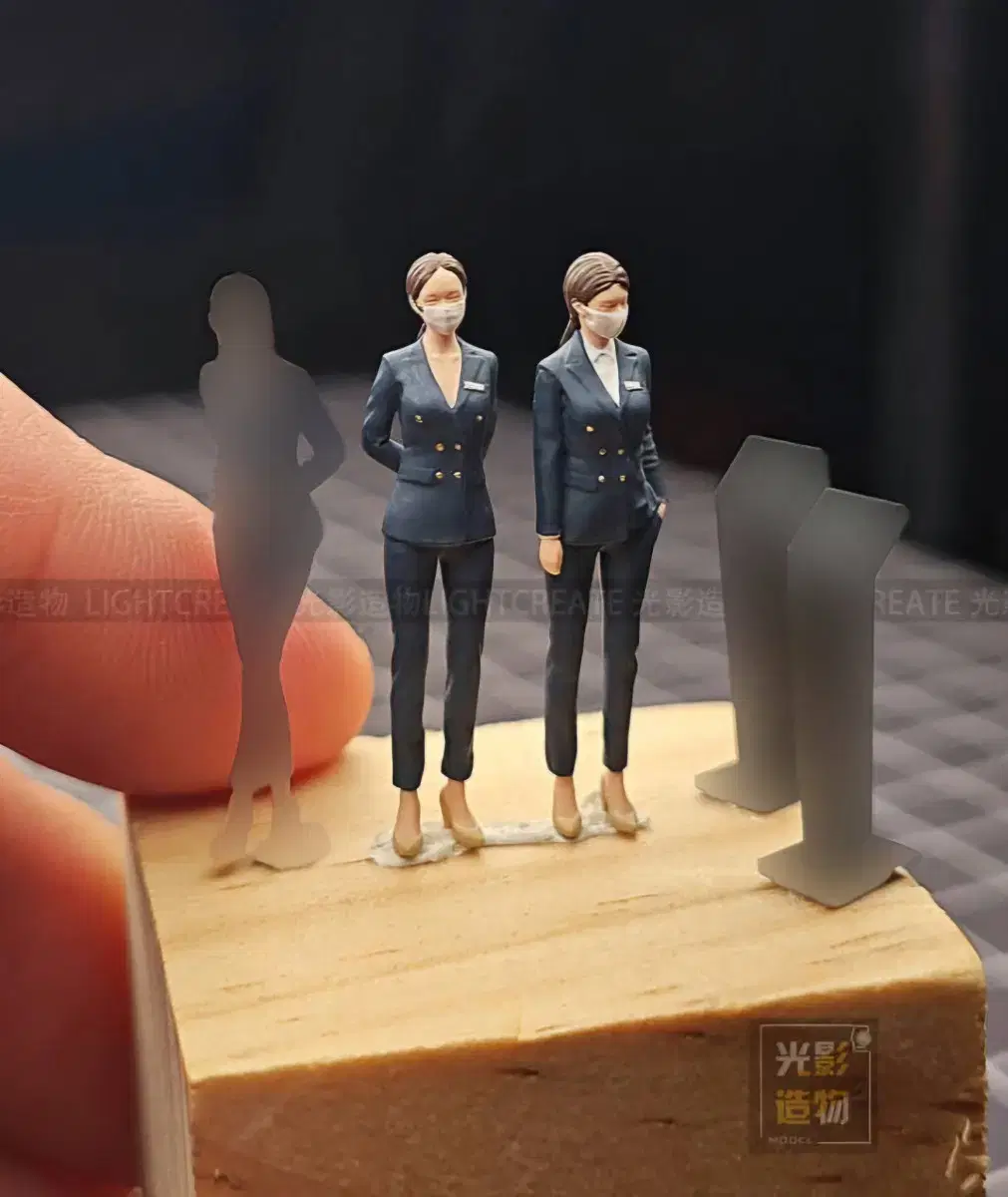 1/64 Female 2 Suits Dealer Figure Die-Cast