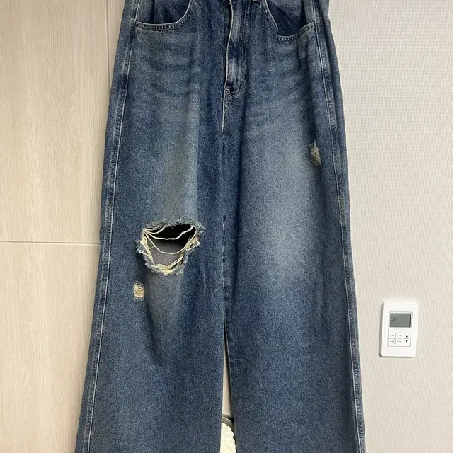 아캄 Distressed Denim Pants 1