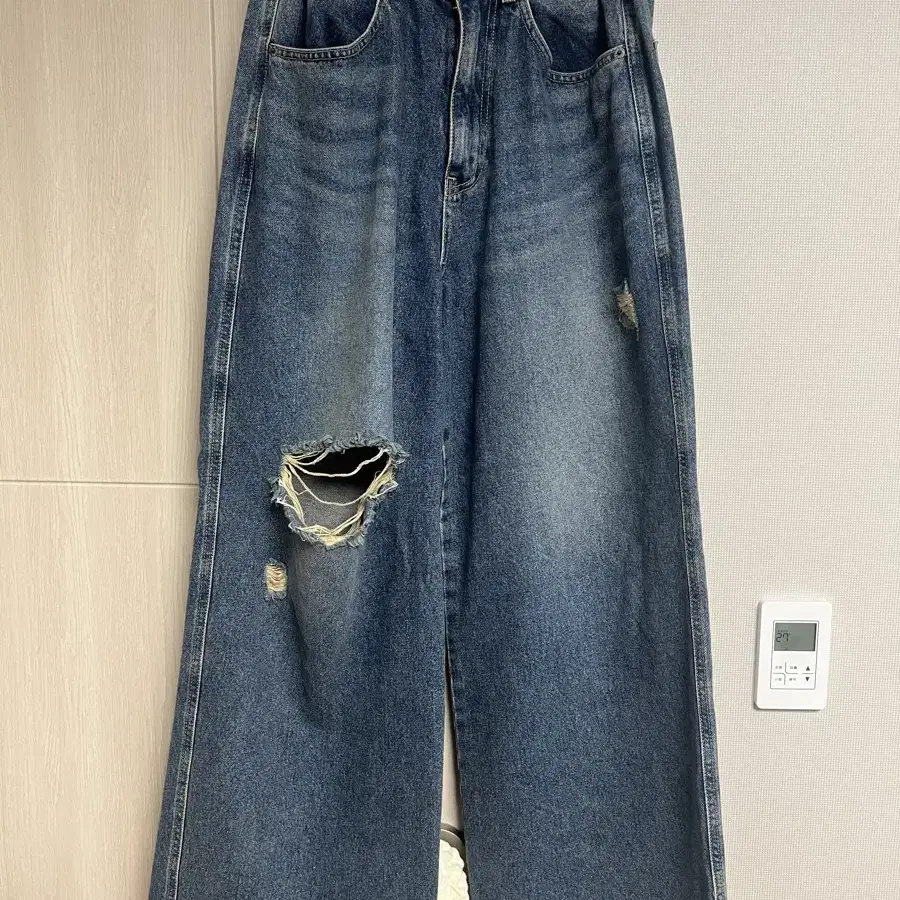 아캄 Distressed Denim Pants 1