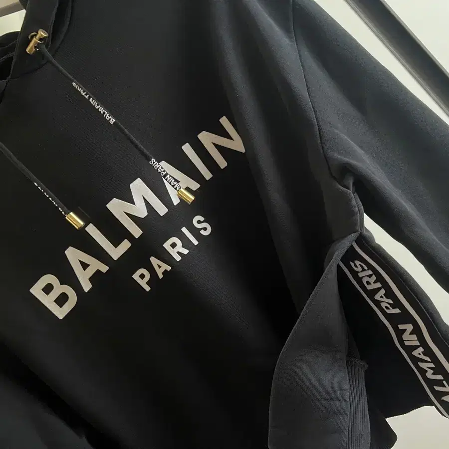 BALMAIN 발망 금장후드크롭 티셔츠