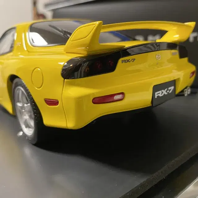 마쯔다 RX-7 (폴라마스터) 1:18 다이캐스트 팝니다. 다캐