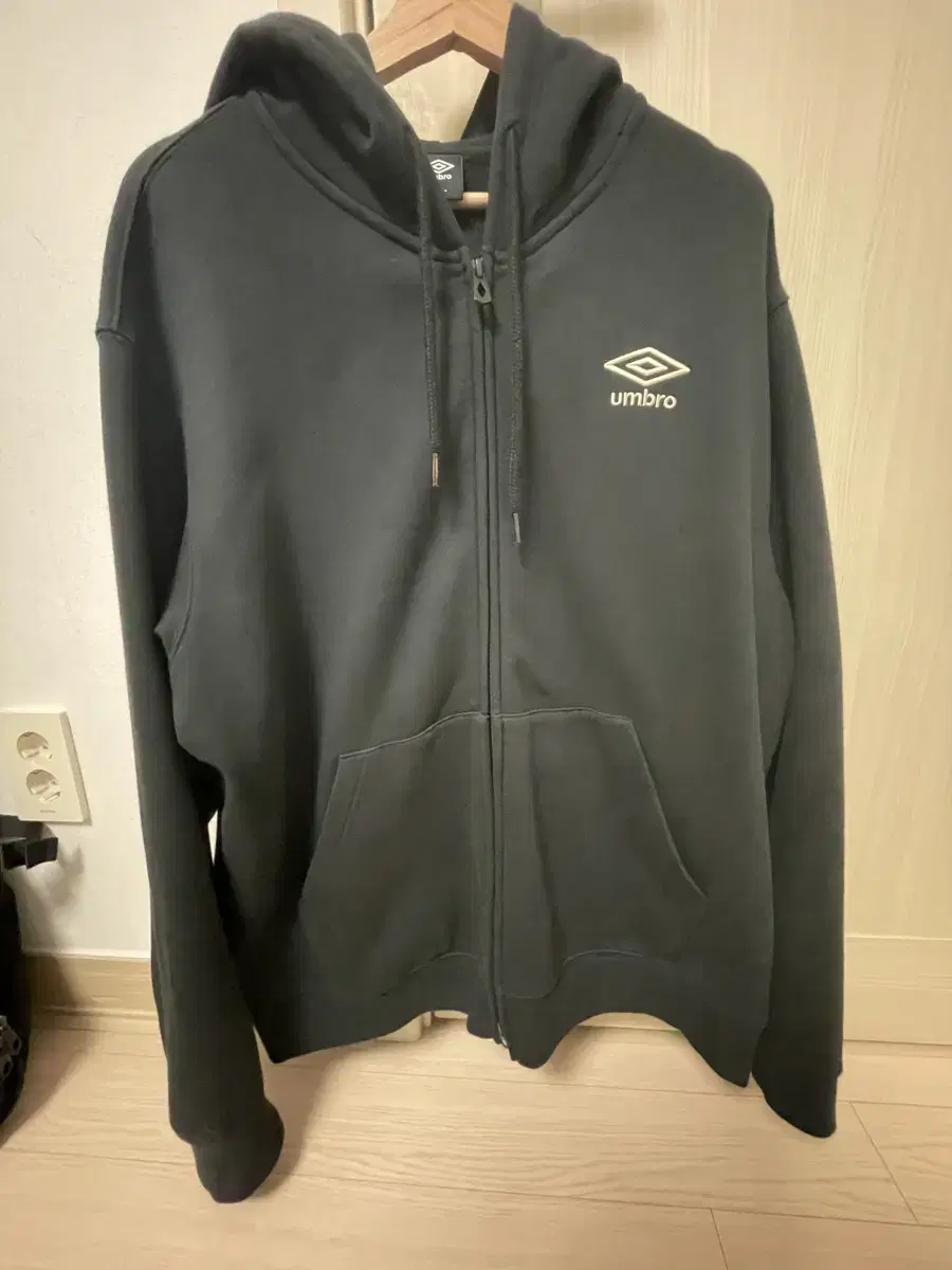 Umbro hooded zip-up size 100 (1 wear)