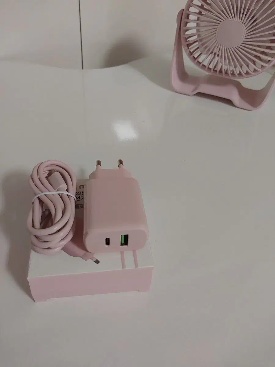 Fast charger + C to C cable unsealed* Free shipping pink price drop*.